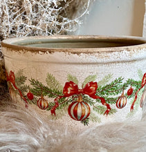 Charger l'image dans la galerie, Plat en céramique décor boules de Noël H10xL17cm
