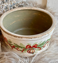 Charger l'image dans la galerie, Plat en céramique décor boules de Noël H10xL17cm
