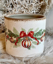 Charger l'image dans la galerie, Cache pot céramique décor boules de Noël et noeud H14xL14cm
