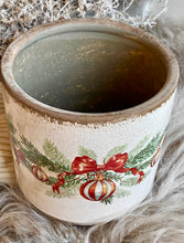 Charger l'image dans la galerie, Cache pot céramique décor boules de Noël et noeud H14xL14cm
