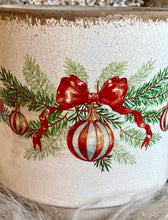 Charger l'image dans la galerie, Cache pot céramique décor boules de Noël et noeud H14xL14cm

