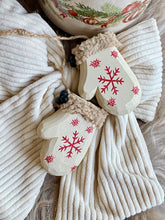 Charger l'image dans la galerie, Paire de gants en bois vintage à suspendre H7xL4cm
