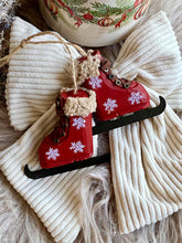 Charger l'image dans la galerie, Paire de patins en bois vintage H7xL8cm
