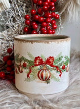 Charger l'image dans la galerie, Cache pot céramique décor boules de Noël et noeud H14xL14cm
