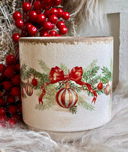 Charger l'image dans la galerie, Cache pot céramique décor boules de Noël et noeud H14xL14cm
