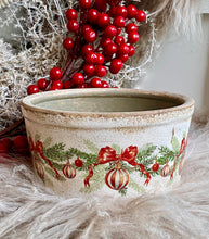 Charger l'image dans la galerie, Plat en céramique décor boules de Noël H10xL17cm
